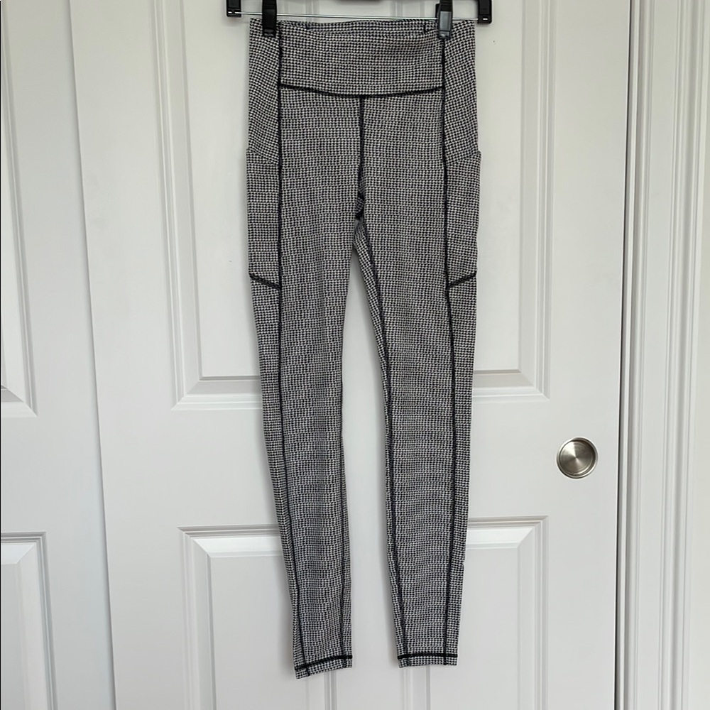 EUC Women's Lululemon Black and White houndstooth Pants